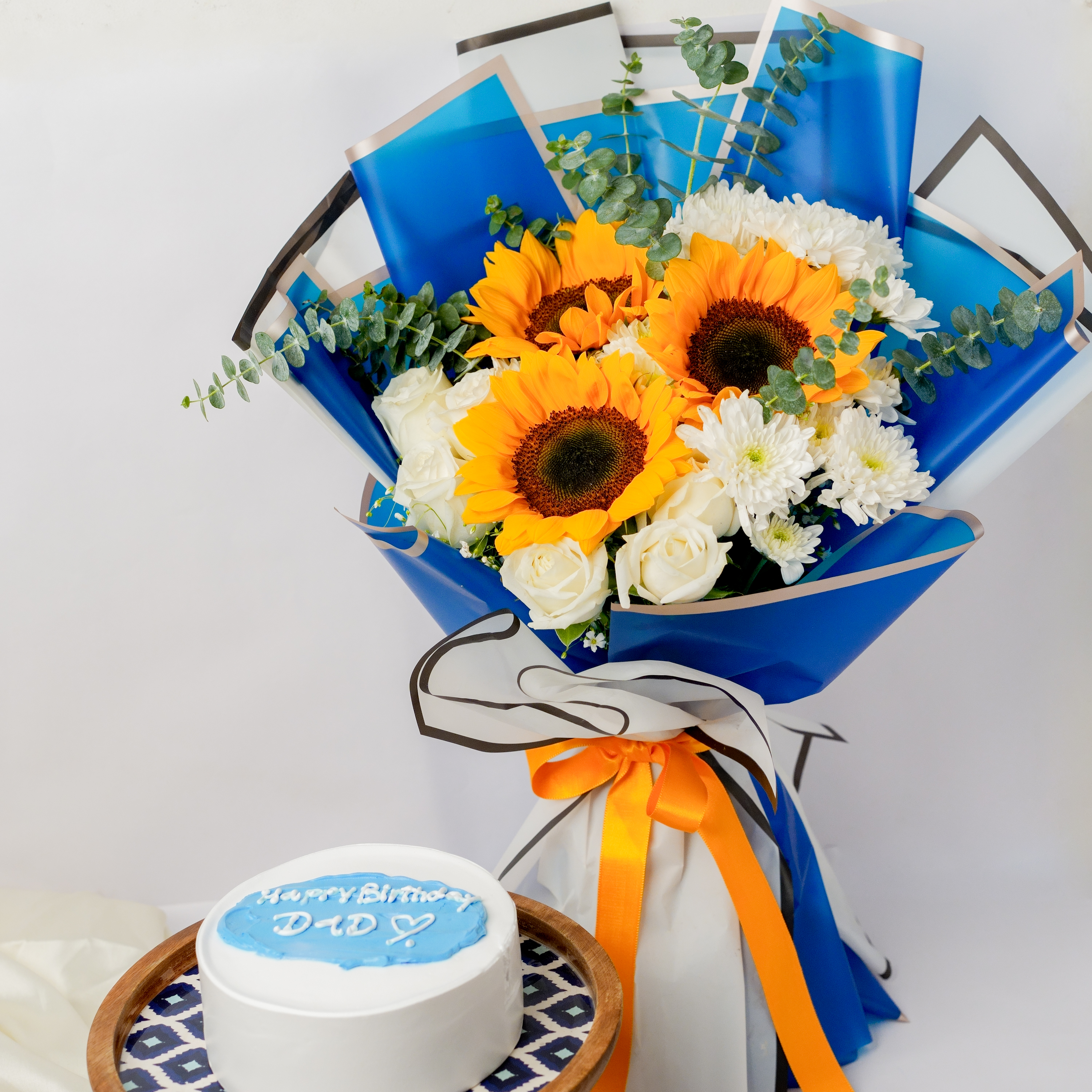 Vanilla Cake with Sunflower & White Roses