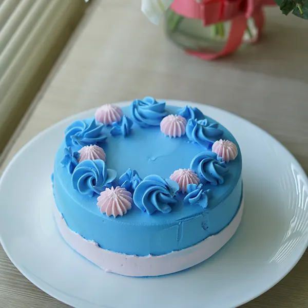 Elegant Lily-Rose with Vanilla Cake
