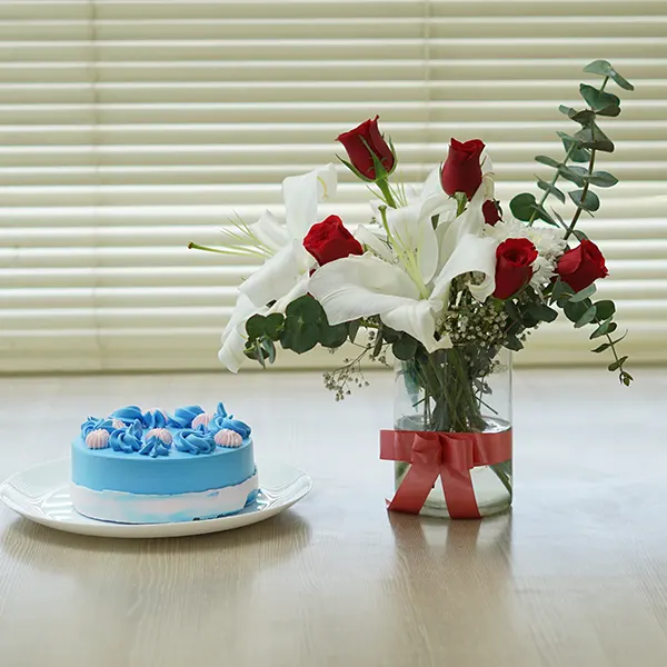 Elegant Lily-Rose with Vanilla Cake