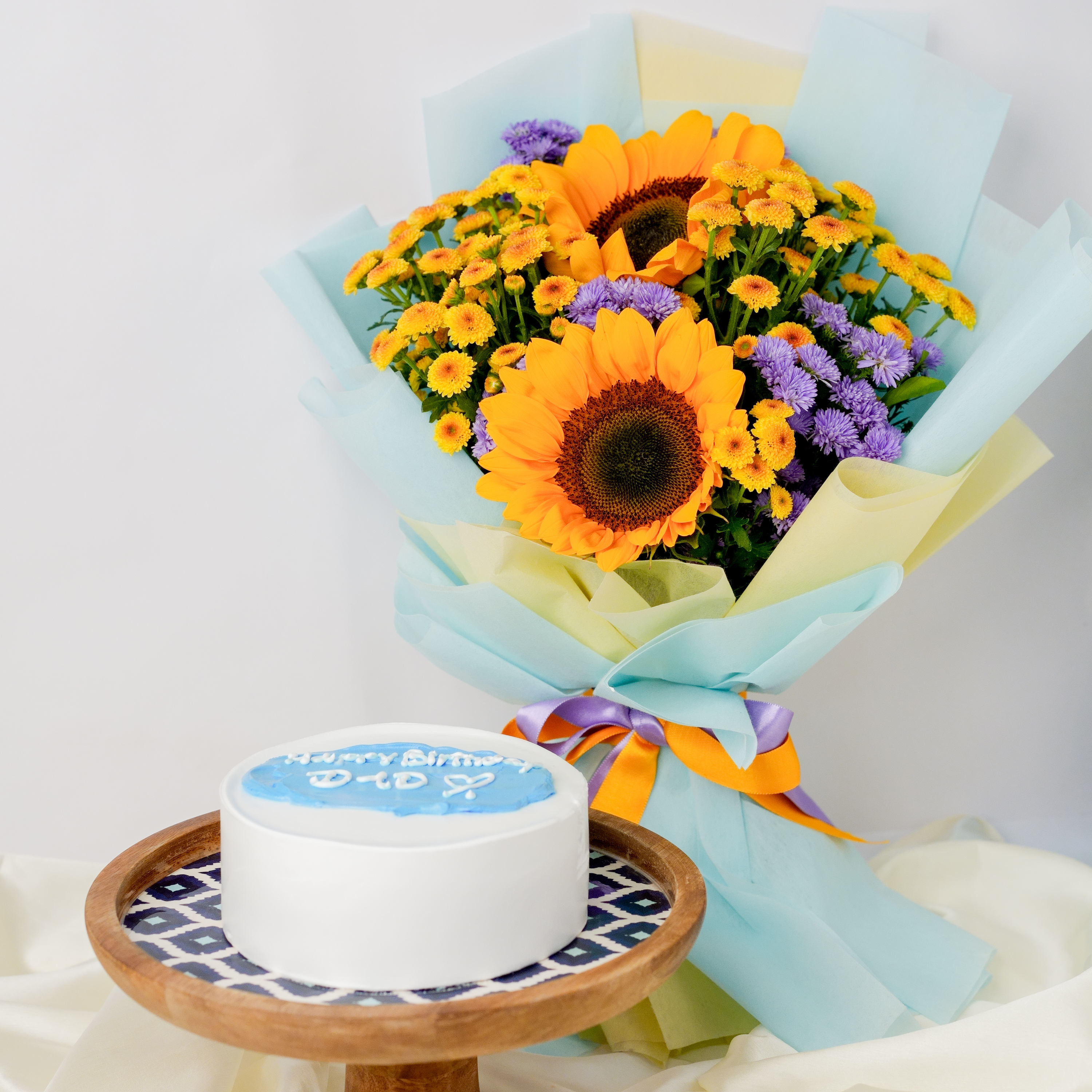 Vanilla Cake with Sunflower & Daisy Bouquet