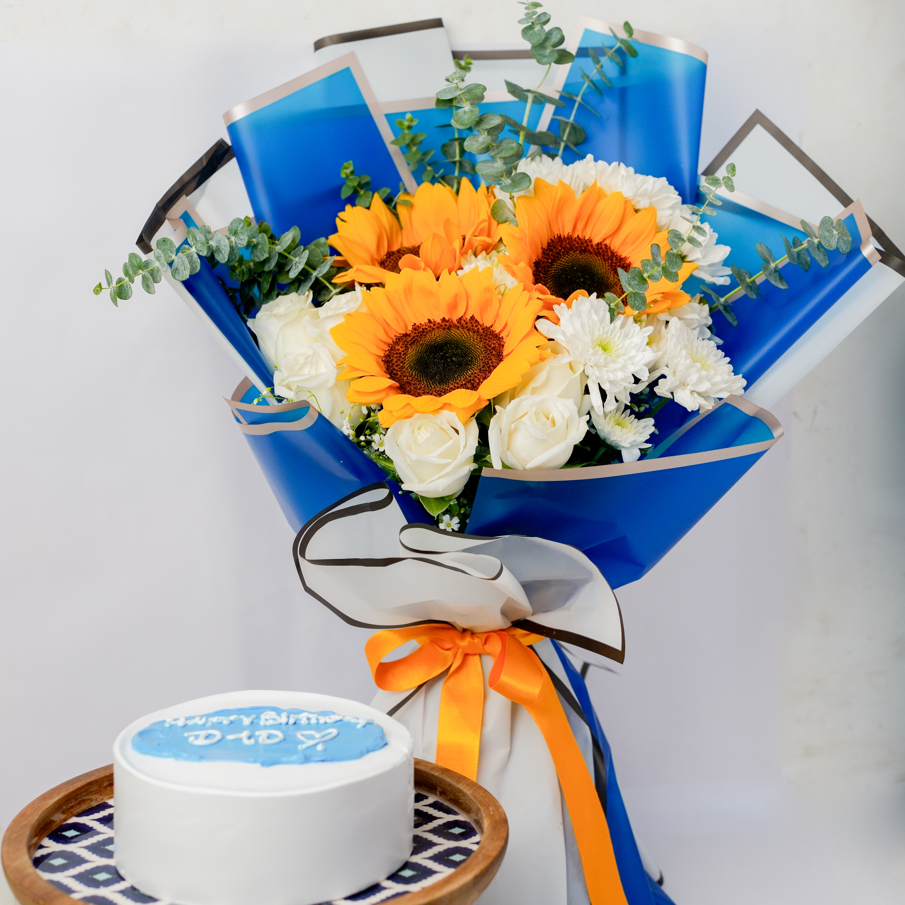 Vanilla Cake with Sunflower & White Roses
