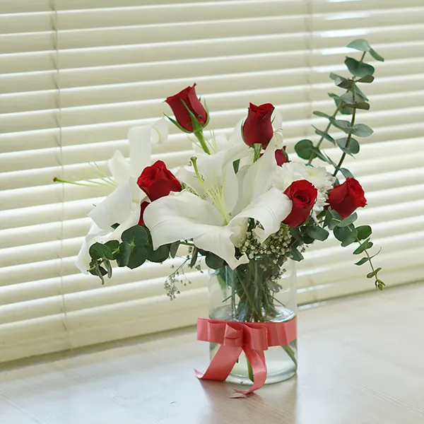 Elegant Lily-Rose with Vanilla Cake