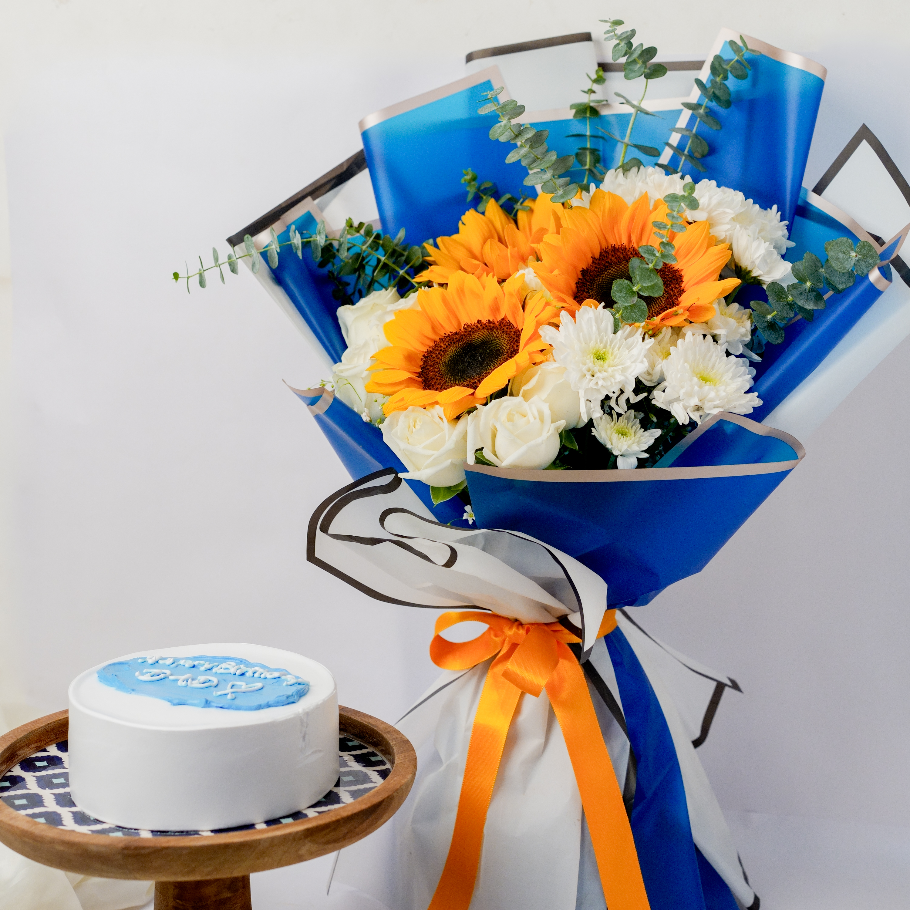Vanilla Cake with Sunflower & White Roses